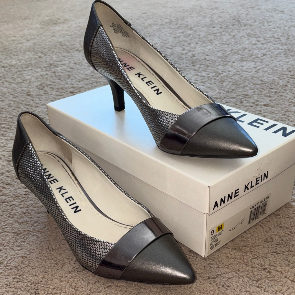 Anne Klein Finn iflex pewter and silver metallic reptile print man made pump 9M